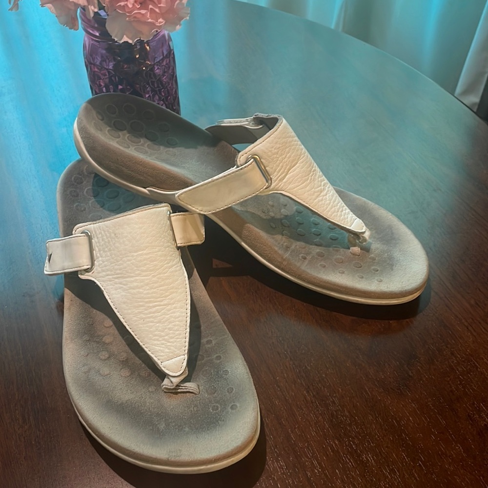 VIONIC White Leather “WANDA” orthopedic thong sandals